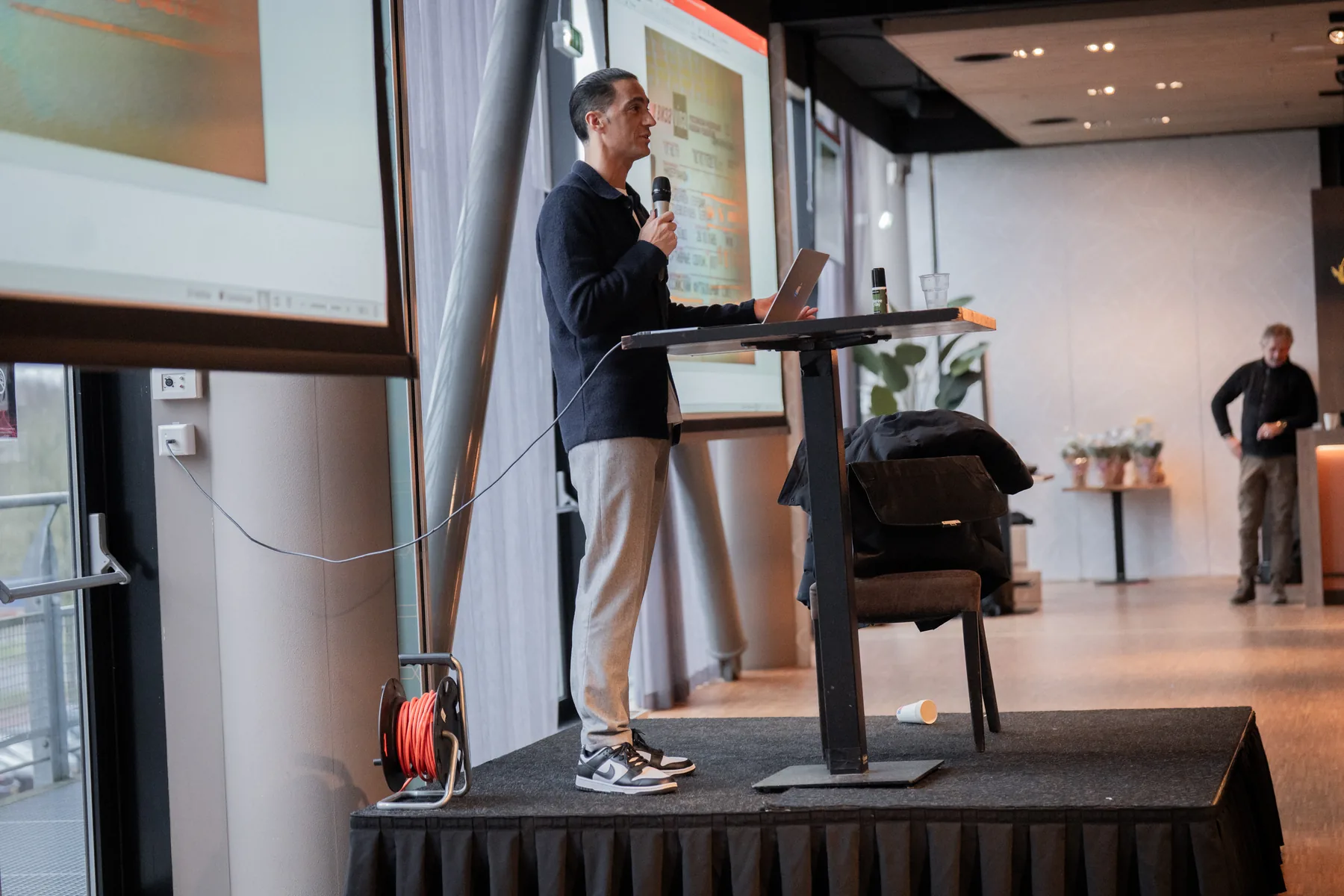 Serdar Gözübüyük tijdens een lezing op het podium