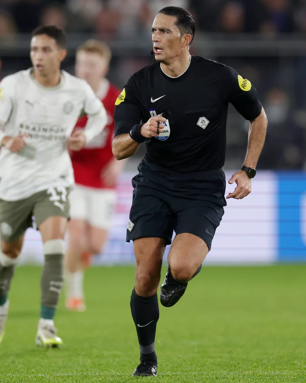 Serdar Gözübüyük als scheidsrechter in het betaald voetbal