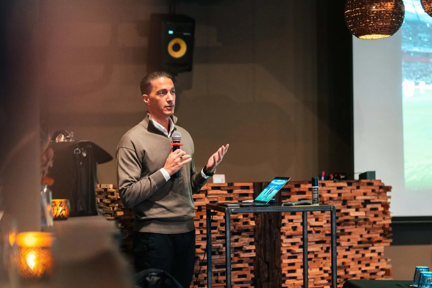 Serdar Gözübüyük tijdens een lezing voor een organisatie