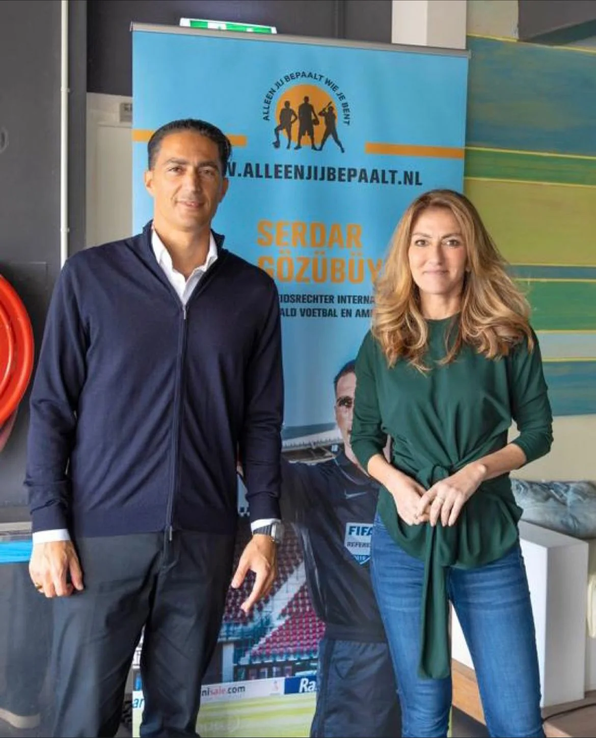 Serdar G&ouml;z&uuml;b&uuml;y&uuml;k en minister Yeşilg&ouml;z bij het banier van Alleen Jij Bepaalt