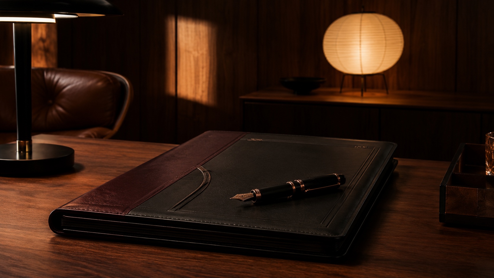 Een in leer gebonden oprichtingsdocument en een Montblanc-pen op een walnoten bureau, een keer geschreven, nagekomen