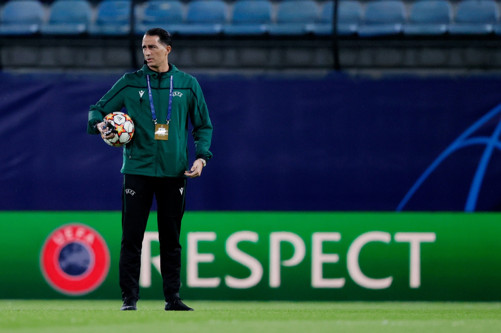 Serdar Gözübüyük met de wedstrijdbal voor de aftrap