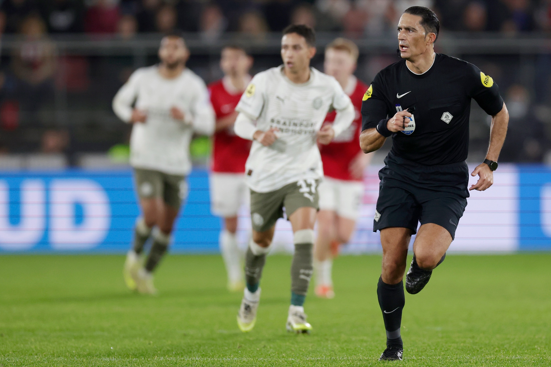 Serdar Gözübüyük op het veld in het stadion