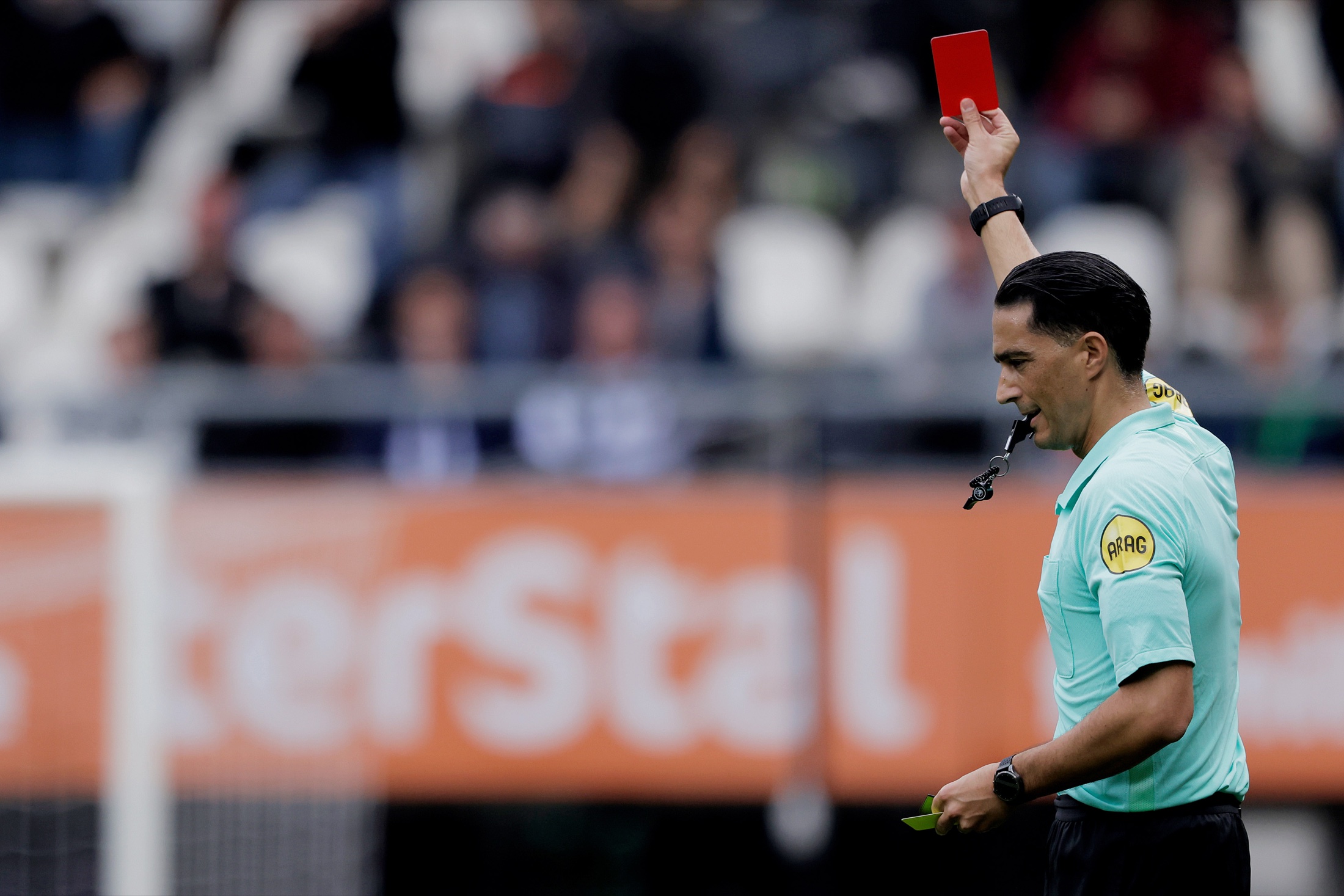 Serdar Gözübüyük geeft een rode kaart tijdens de wedstrijd