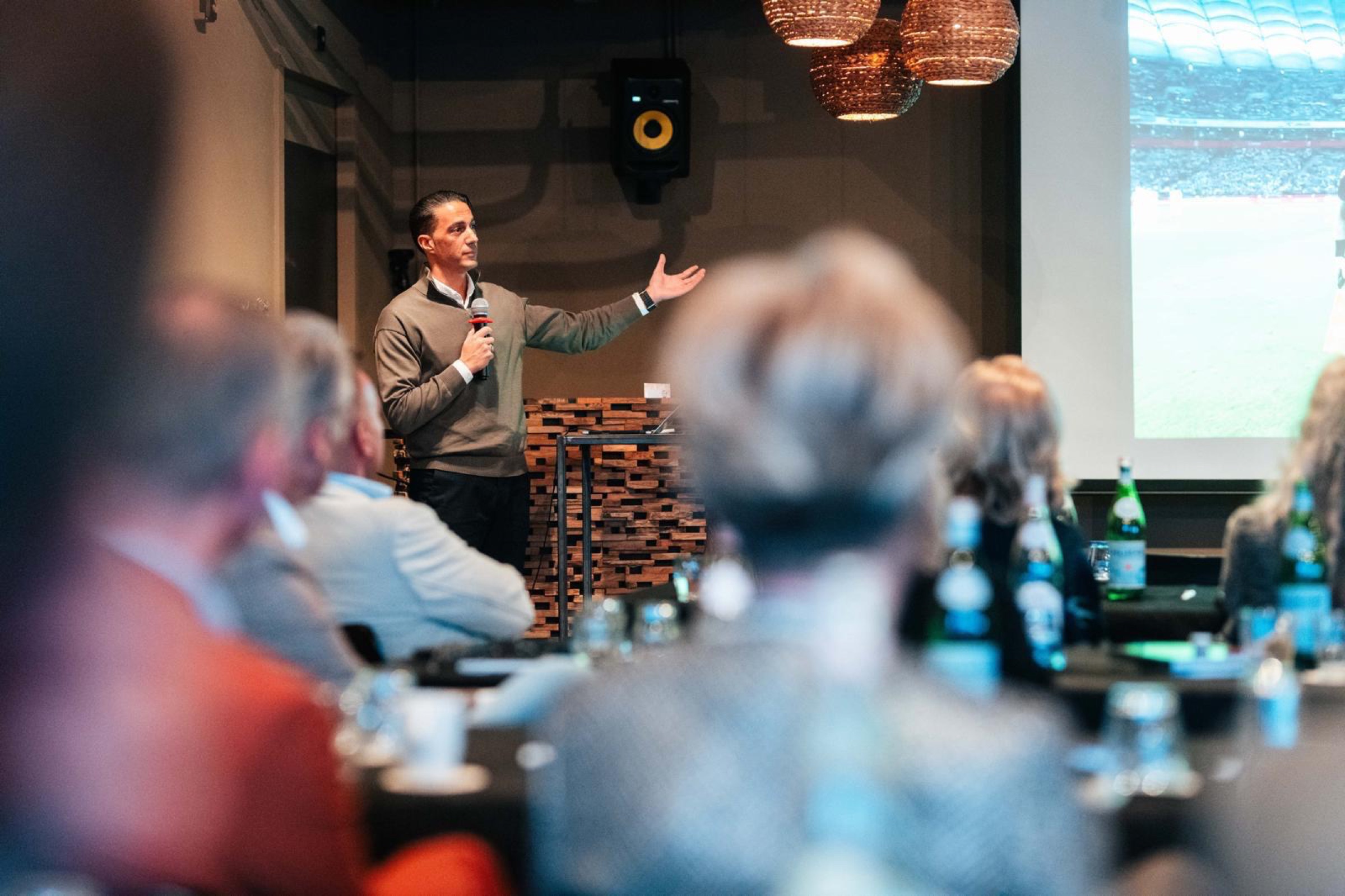 Serdar Gözübüyük spreekt een volle zaal toe tijdens een keynote