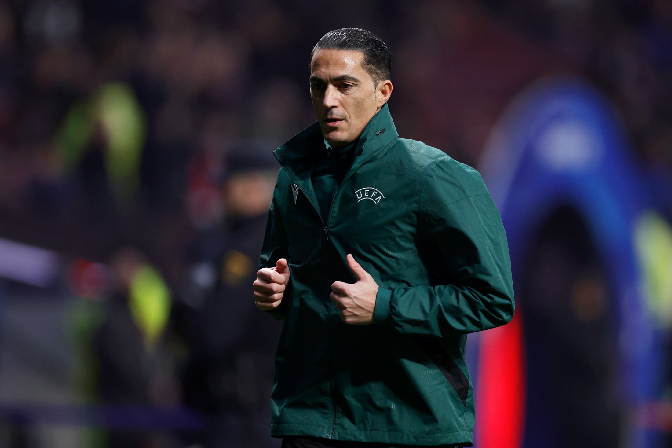 Serdar Gözübüyük op het veld voor de aftrap