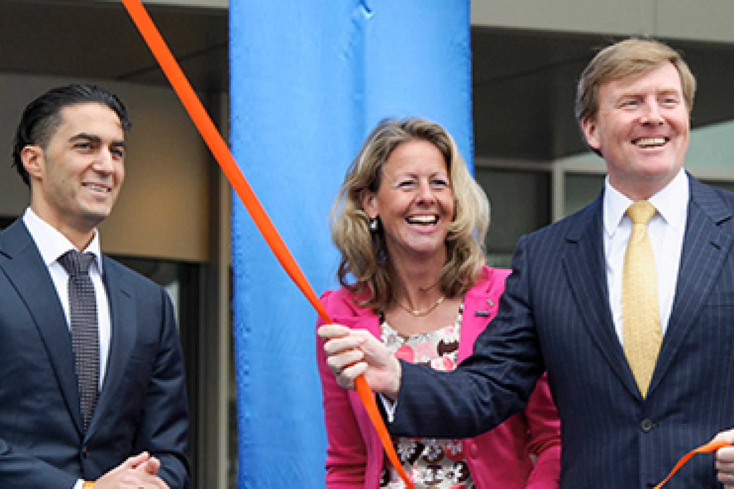 Serdar bij een opening met de Koning